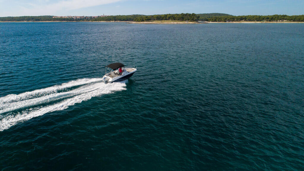 Motor boat 