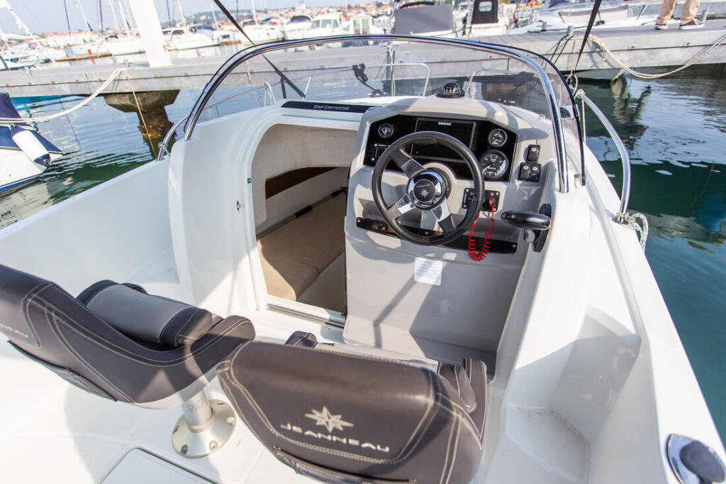 Motor boat 
