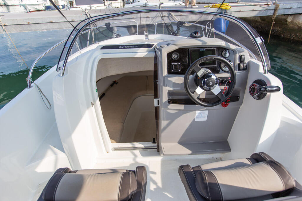 Motor boat 