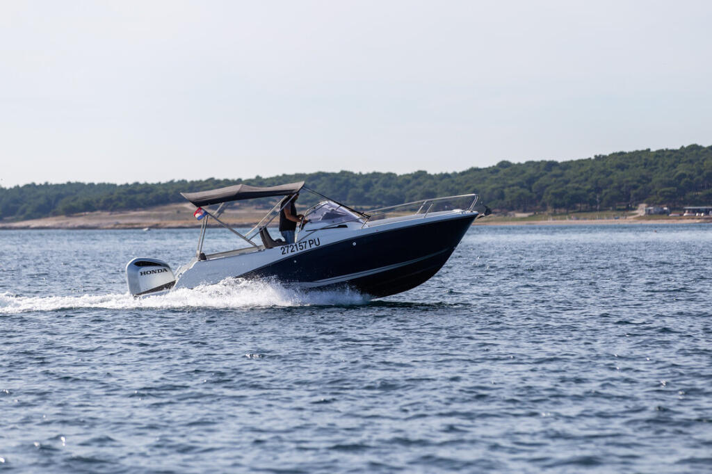 Motor boat 