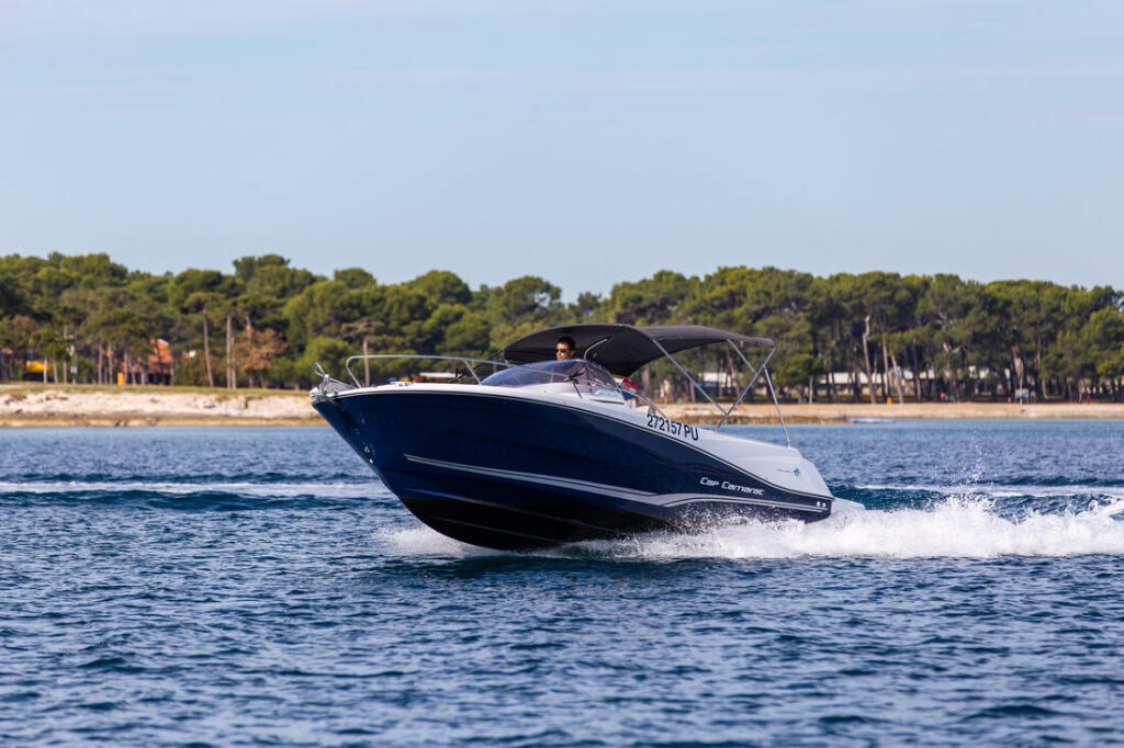 Motor boat 