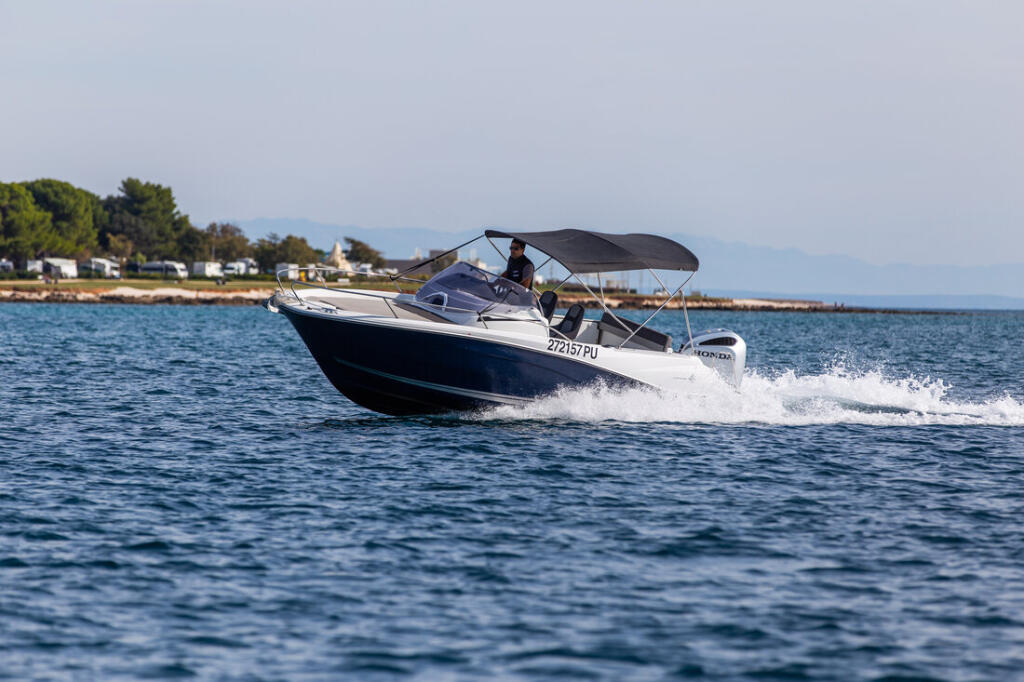 Motor boat 
