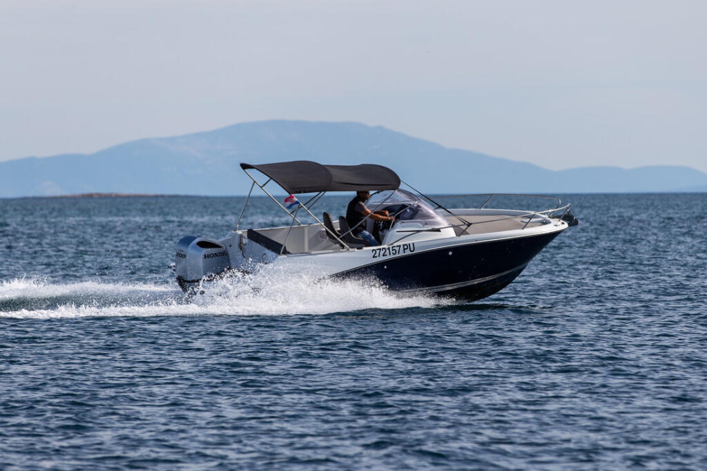 Motor boat 