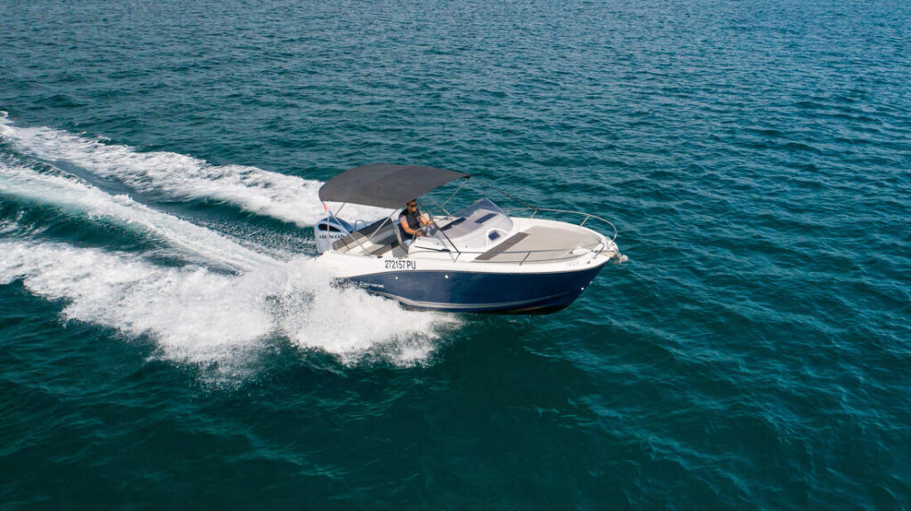 Motor boat 