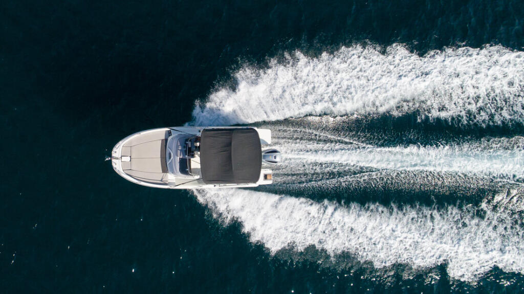 Motor boat 