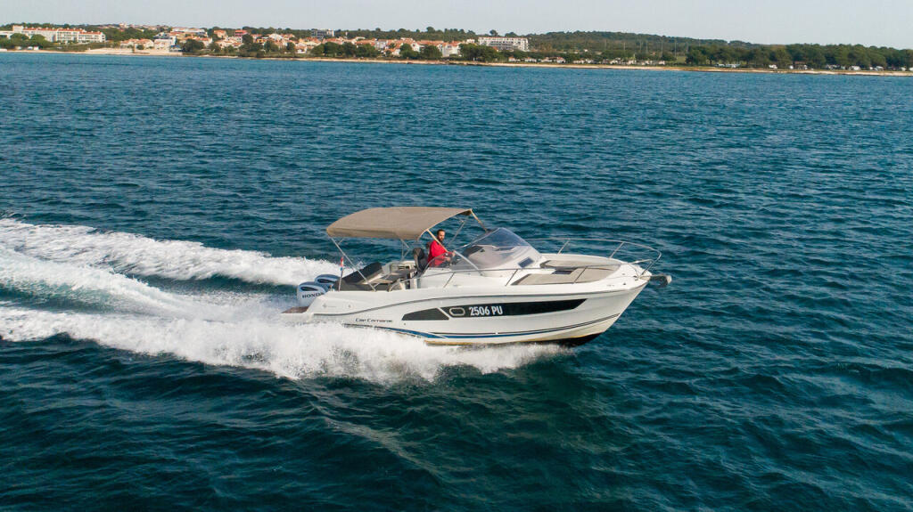 Motor boat 