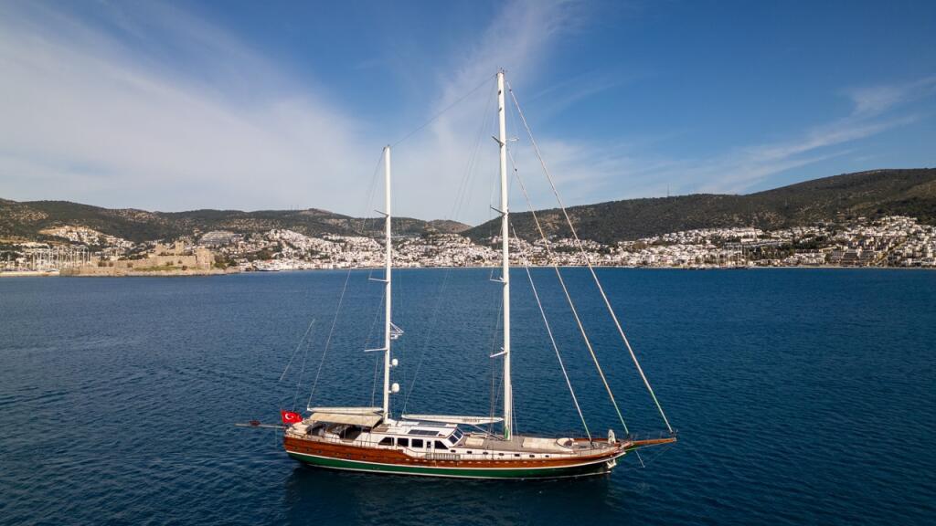 Motorsailer 