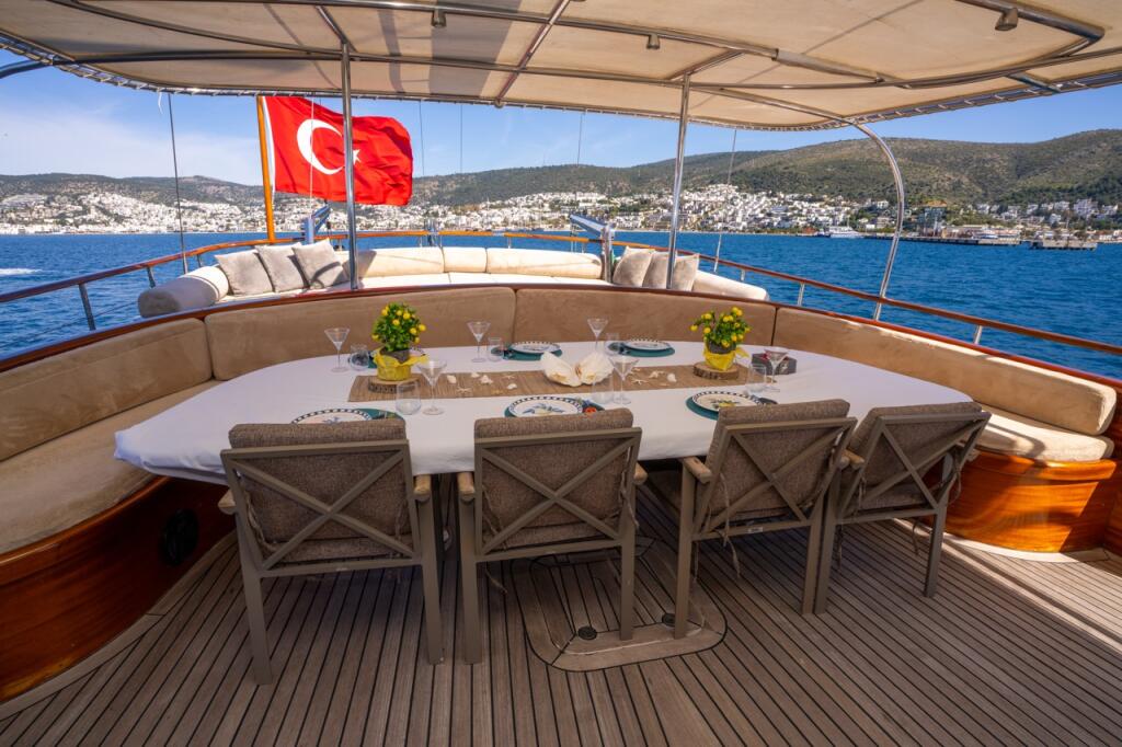 Motorsailer 