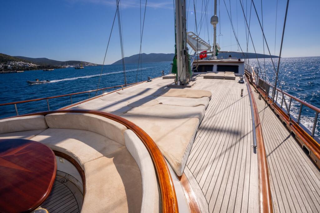 Motorsailer 