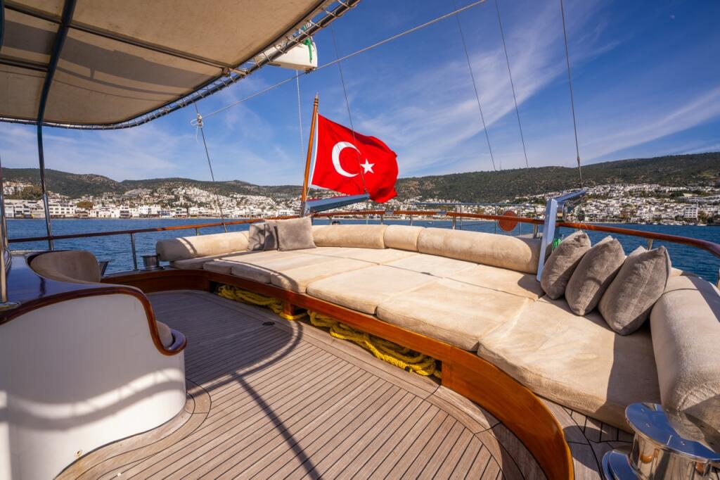 Motorsailer 