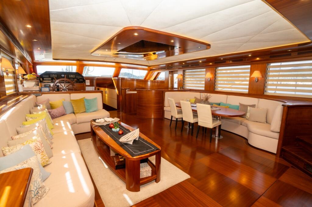 Motorsailer 