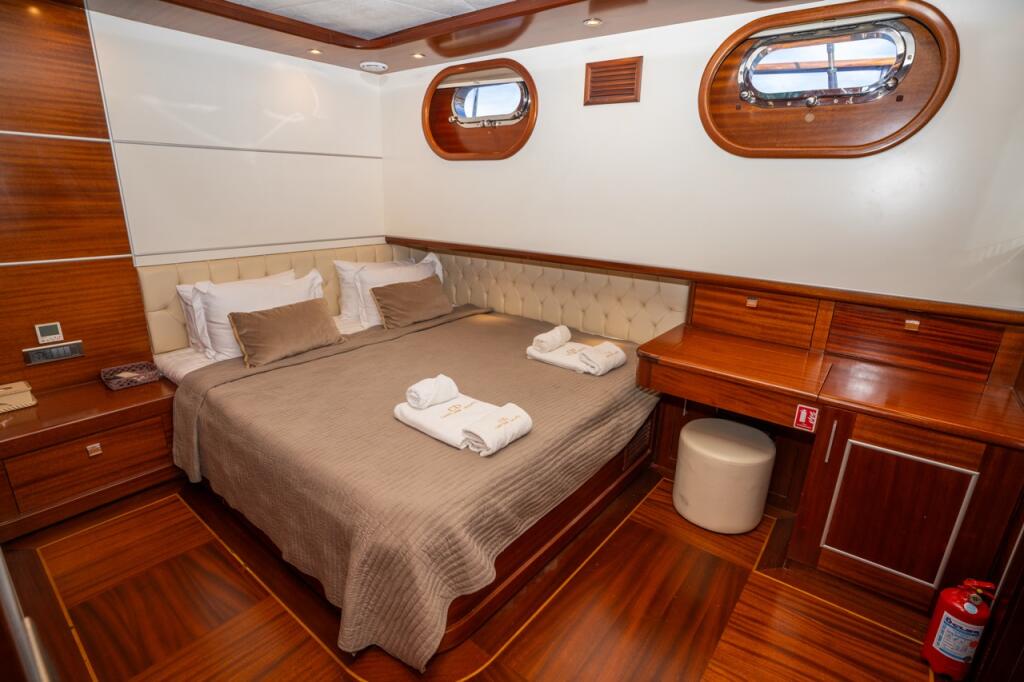 Motorsailer 