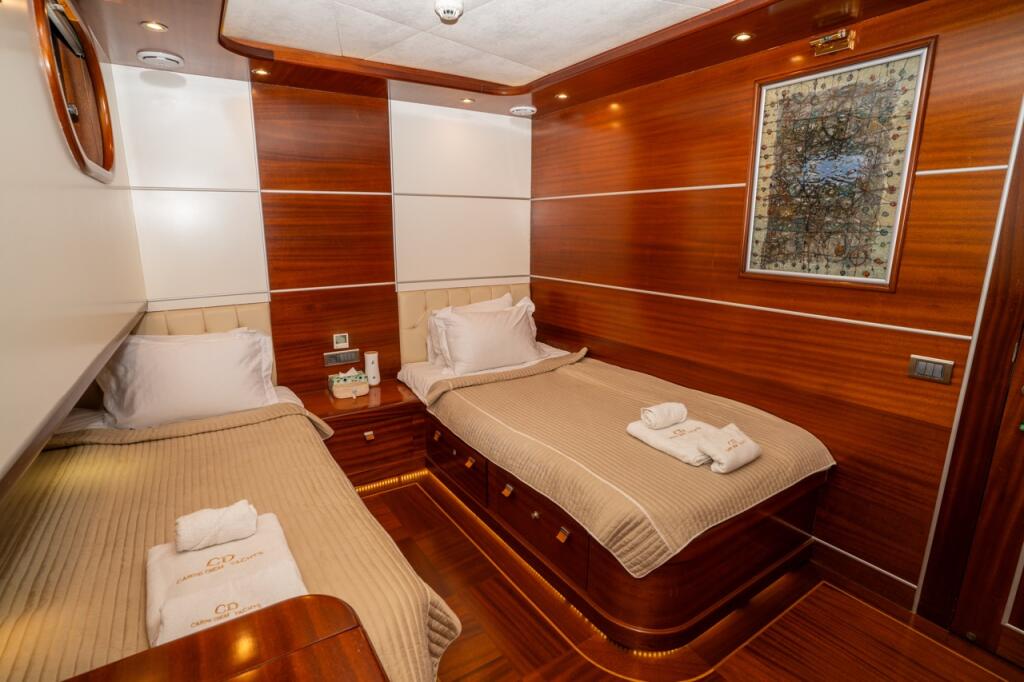 Motorsailer 