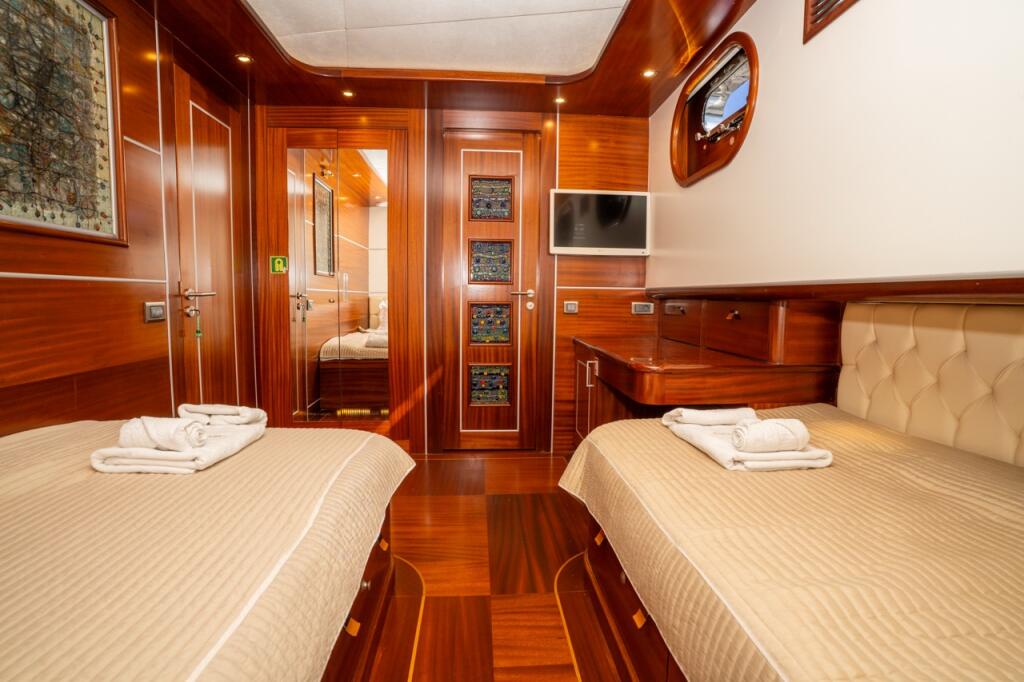 Motorsailer 