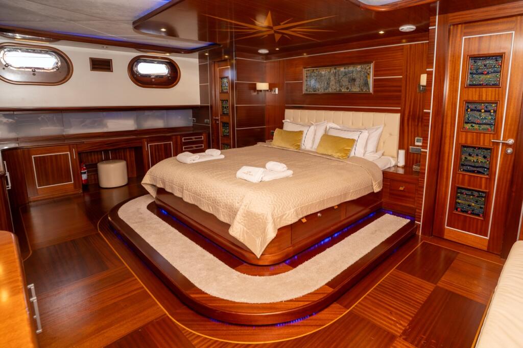 Motorsailer 