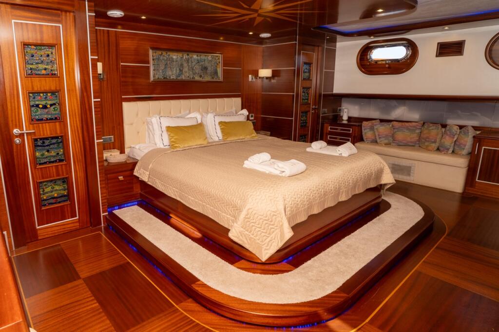 Motorsailer 