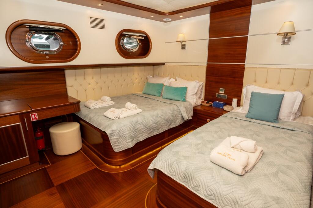 Motorsailer 