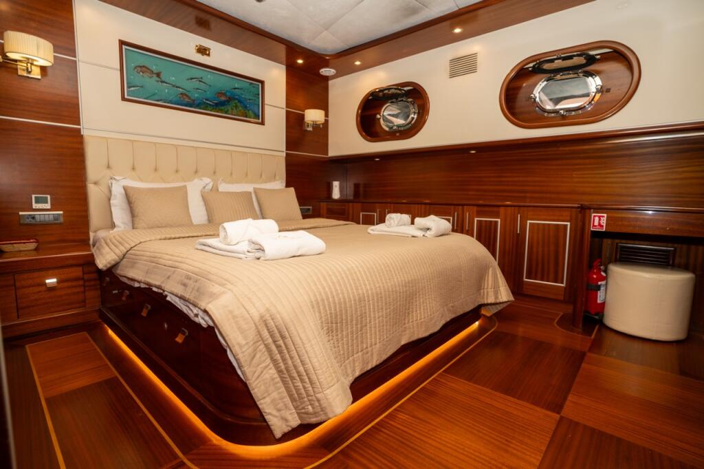 Motorsailer 