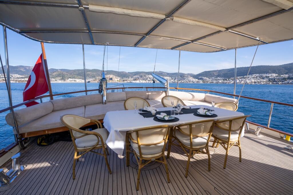 Motorsailer 