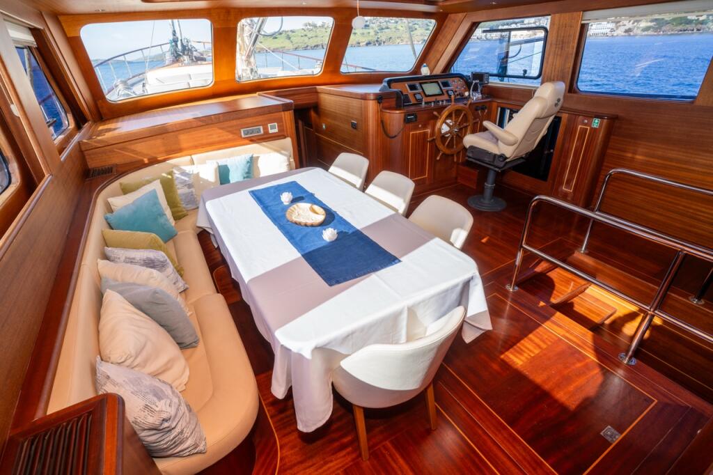 Motorsailer 