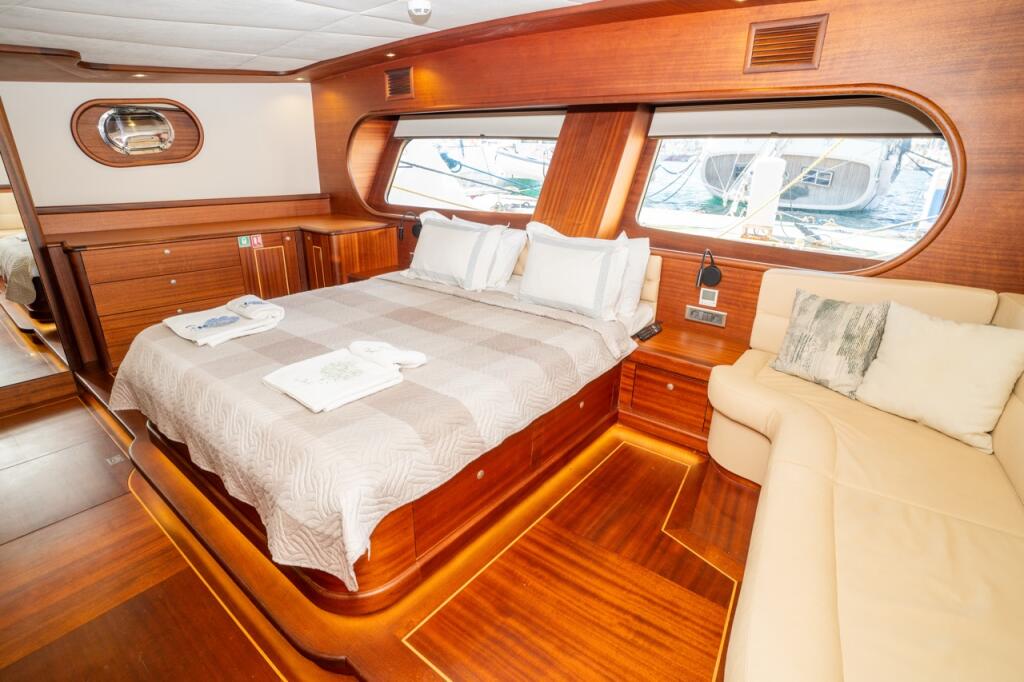 Motorsailer 