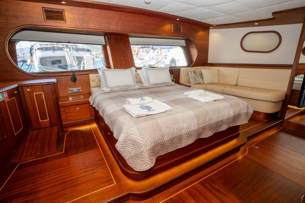 Motorsailer 