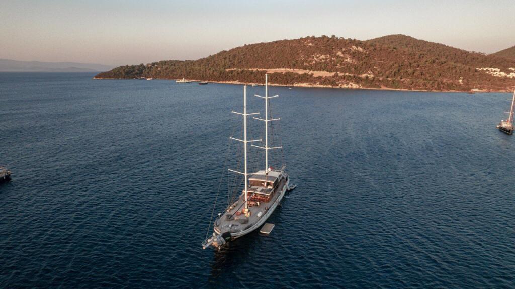 Motorsailer 