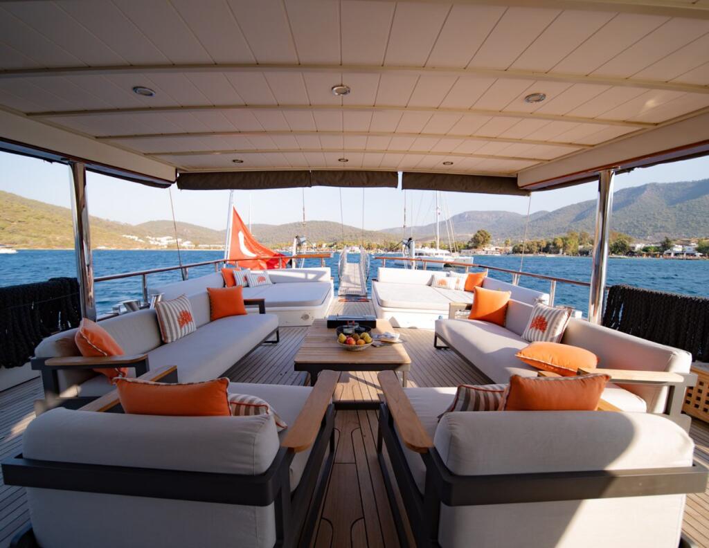 Motorsailer 