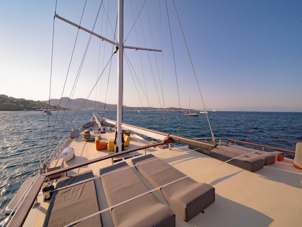Motorsailer 