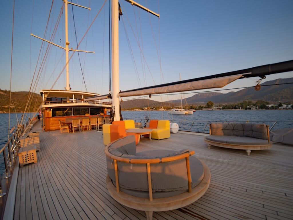 Motorsailer 