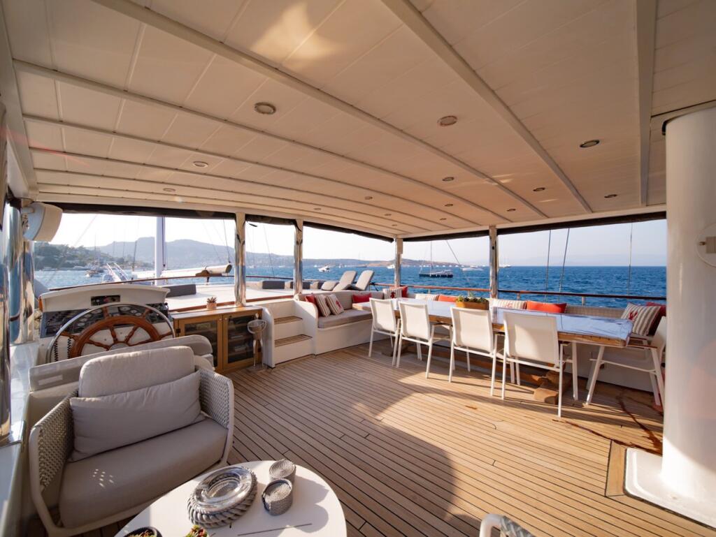 Motorsailer 