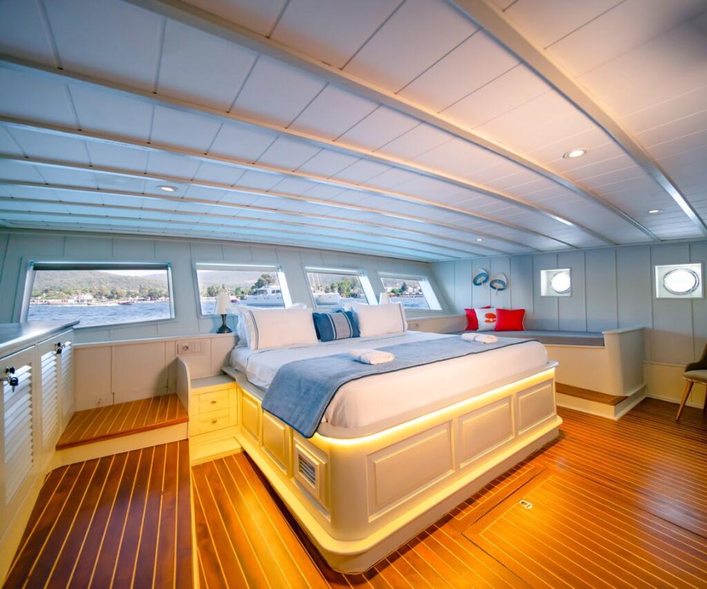 Motorsailer 