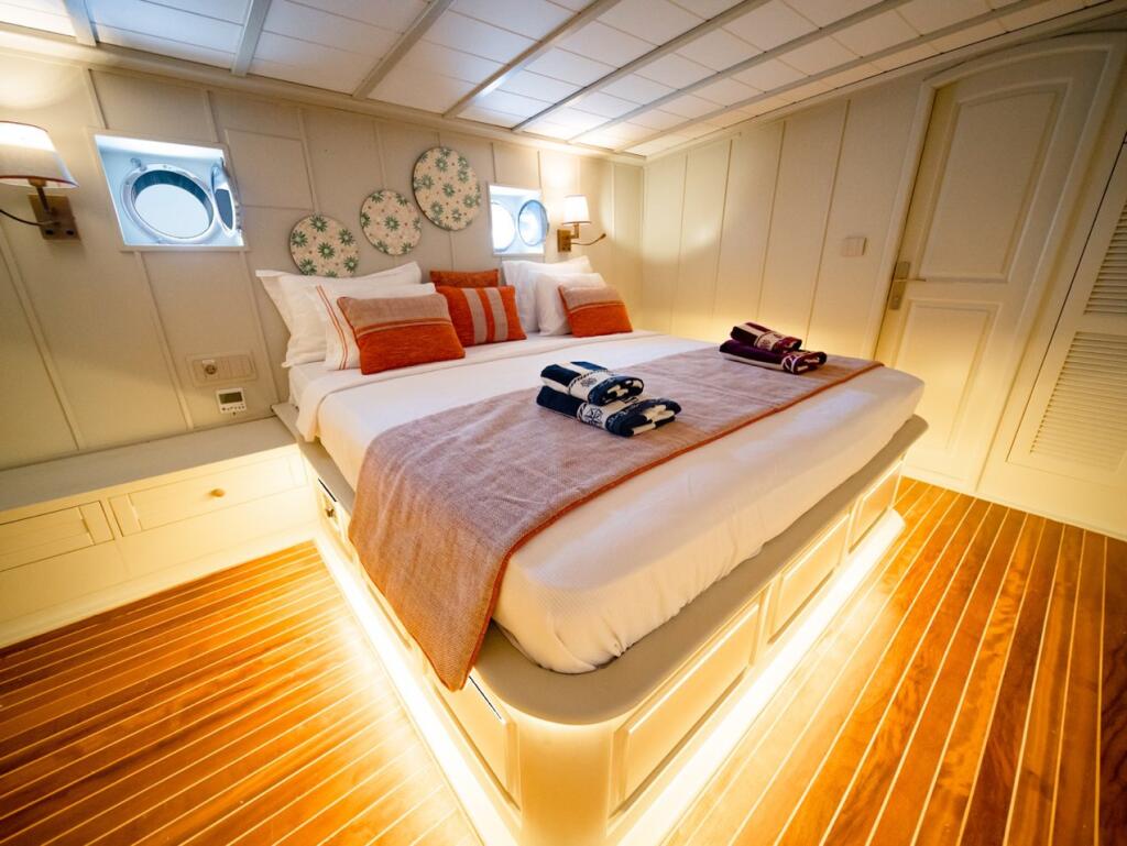 Motorsailer 