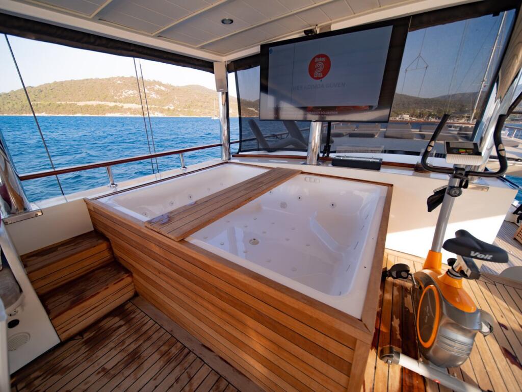 Motorsailer 
