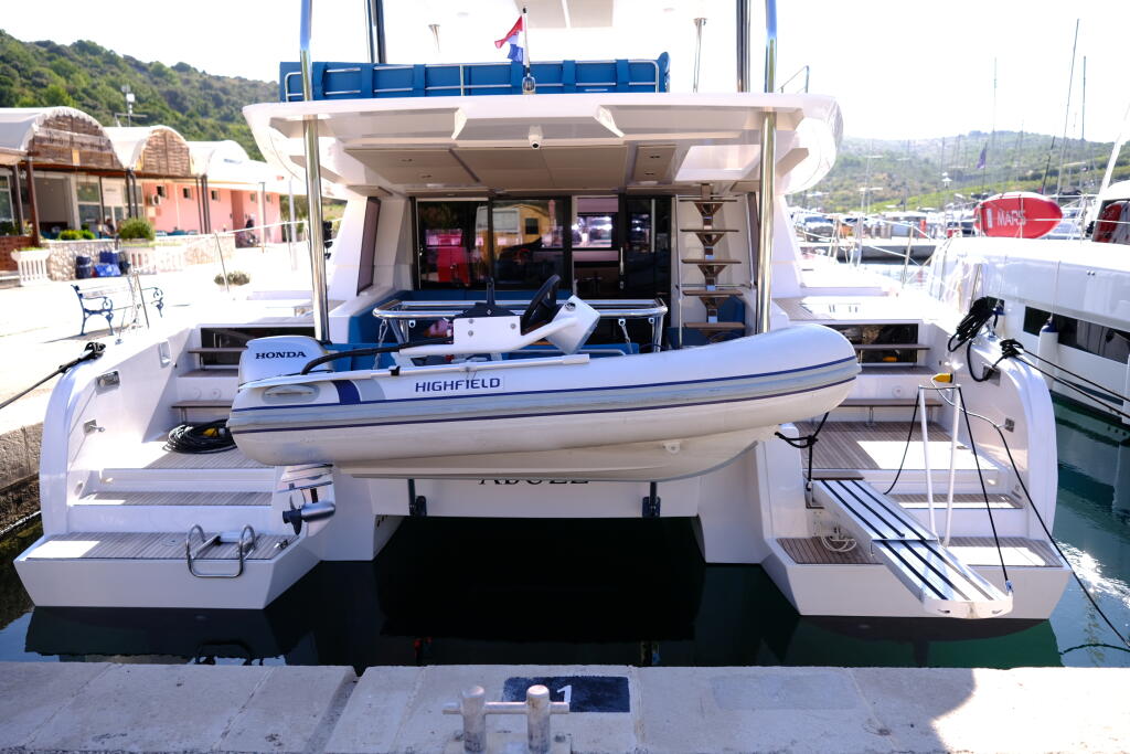 Power catamaran 