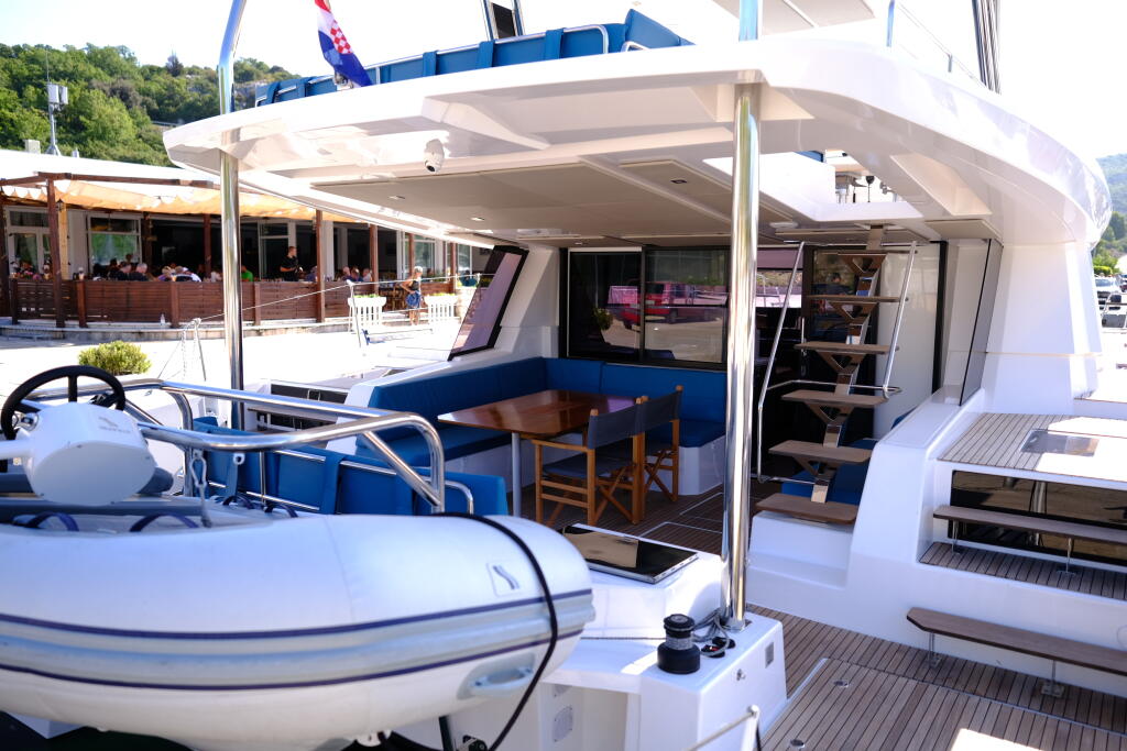 Power catamaran 