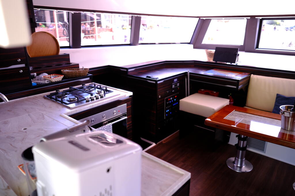 Power catamaran 