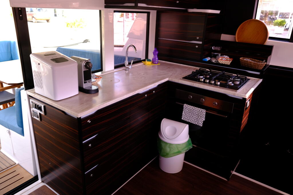 Power catamaran 