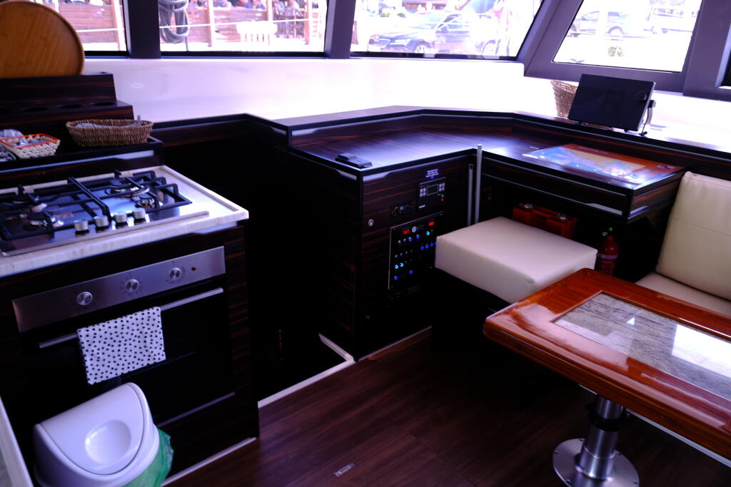 Power catamaran 