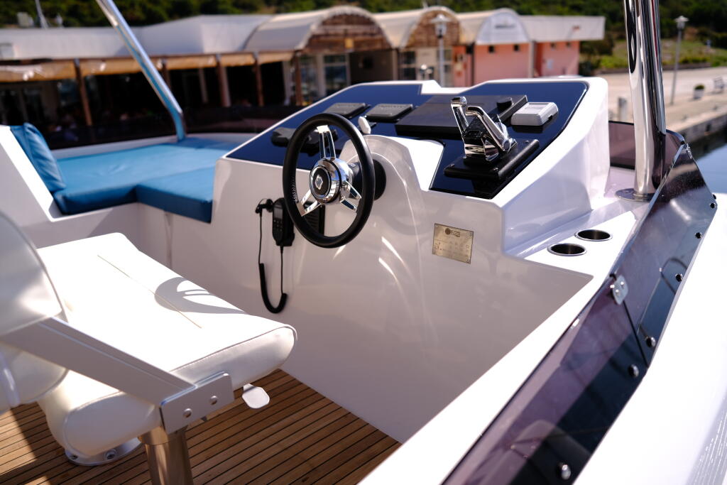 Power catamaran 