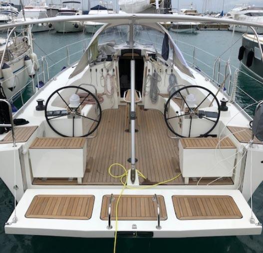 Sailing yacht 