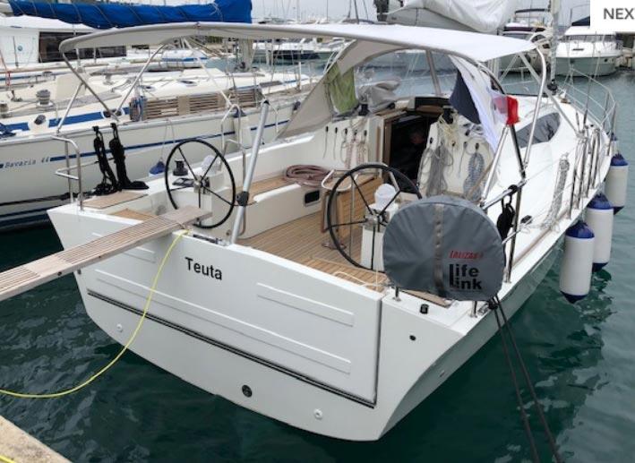 Sailing yacht 