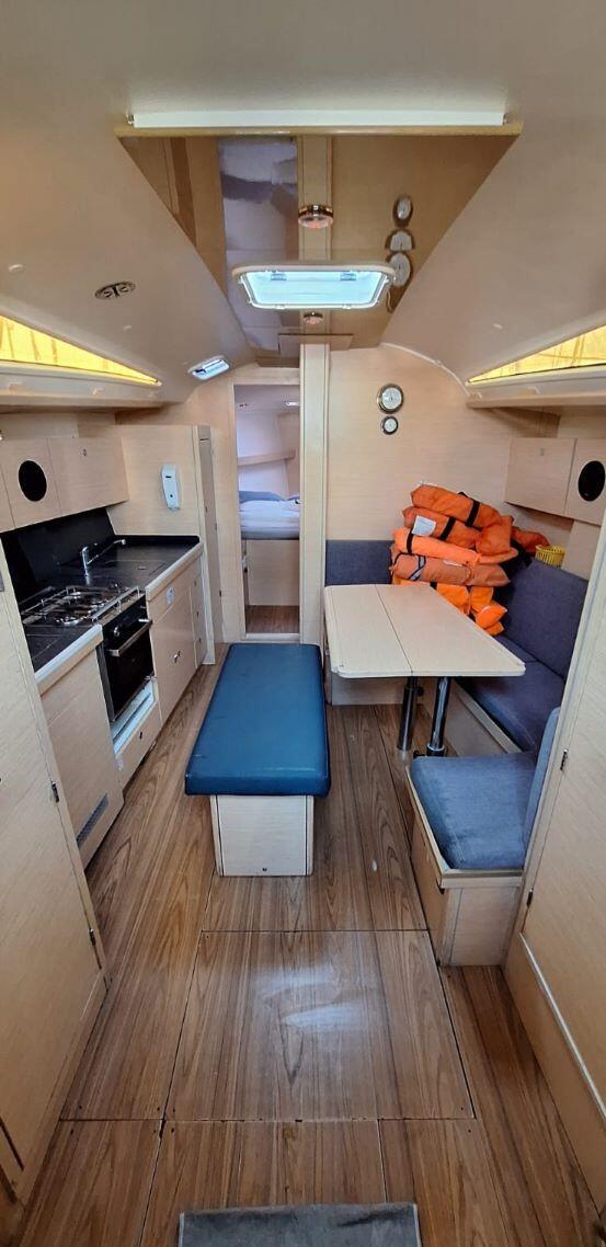 Sailing yacht 