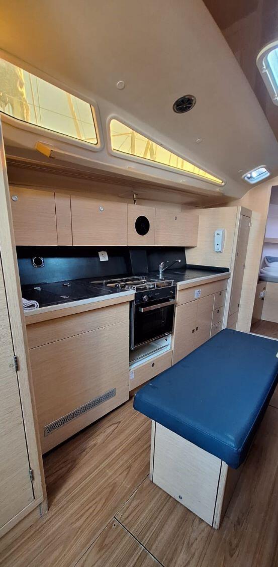 Sailing yacht 