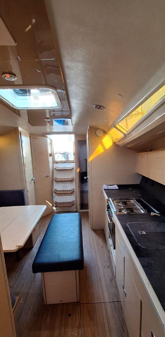 Sailing yacht 