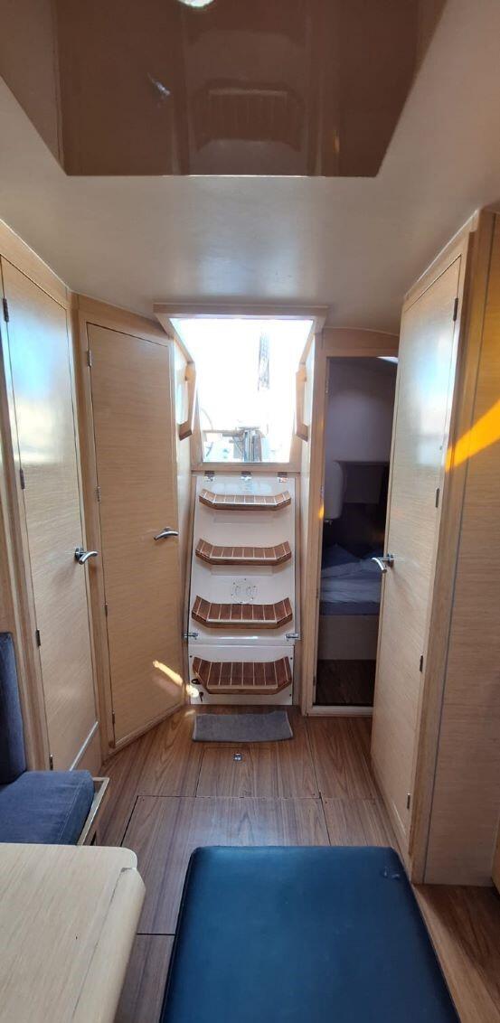 Sailing yacht 