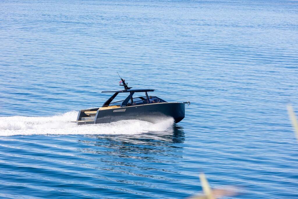 Motor boat 
