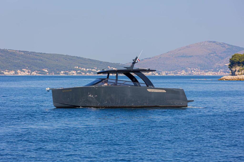 Motor boat 
