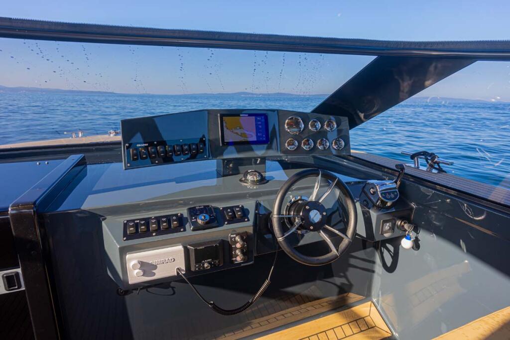 Motor boat 