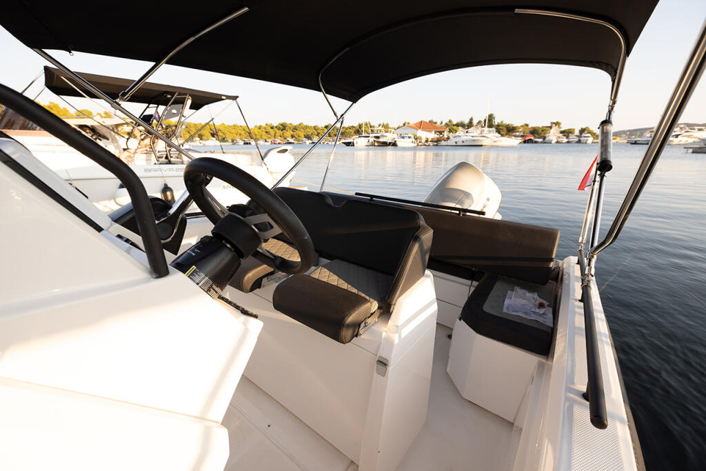 Motor boat 